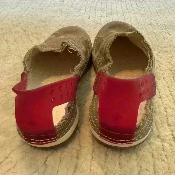 Womans Columbia slip on shoes. Size 6. - Picture 4 of 8